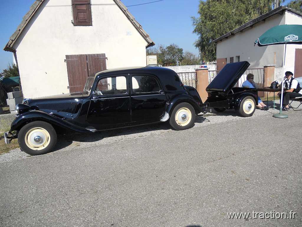 2011_rustenhart (95).jpg - 02/10/2011 - 68740 RUSTENHART 31ème Randonnée Internationale des Vendanges - Traction Avant 11B de 1954 et sa remorque Kiva